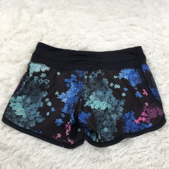 Lululemon Groovy Run Short *4-way Stretch Petal Pop Multi / Black - Picture 3 of 6